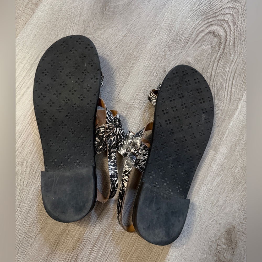 Patricia Nash Black and White Floral Sandals - Picture 4 of 5